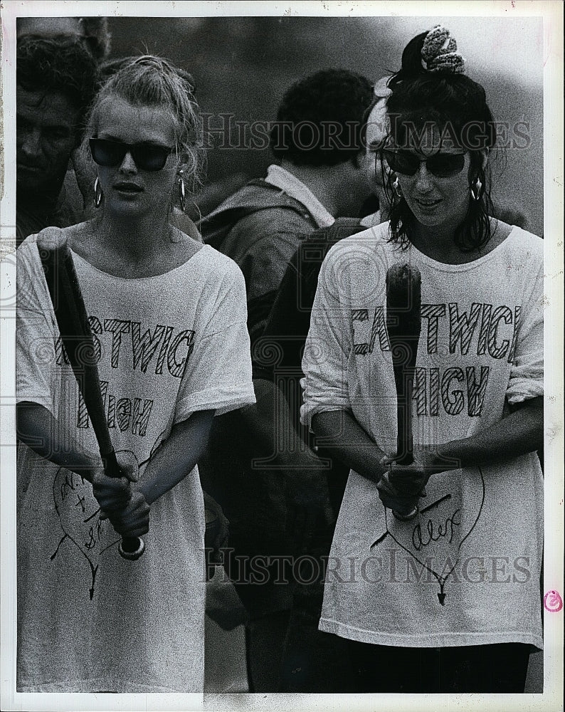 1986 Press Photo Michele Pfeiffer, Spenser/ Witches Of Eastwick Softball- Historic Images