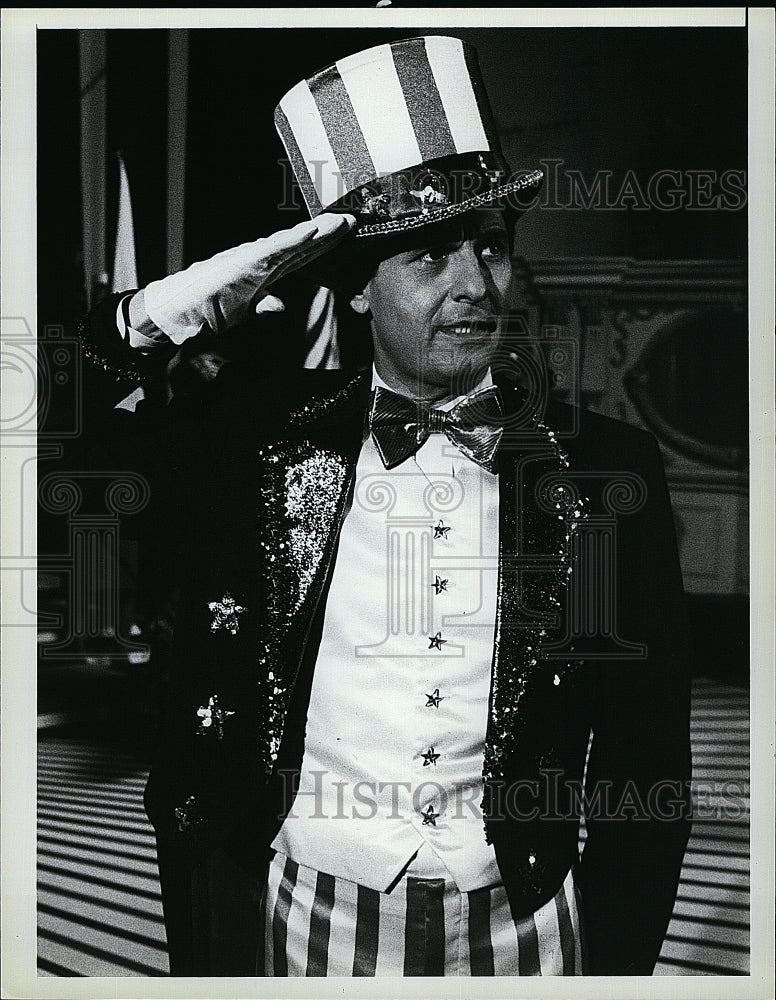 1987 Press Photo Joseph Bologna Salutes In &quot;Rags To Riches&quot;- Historic Images