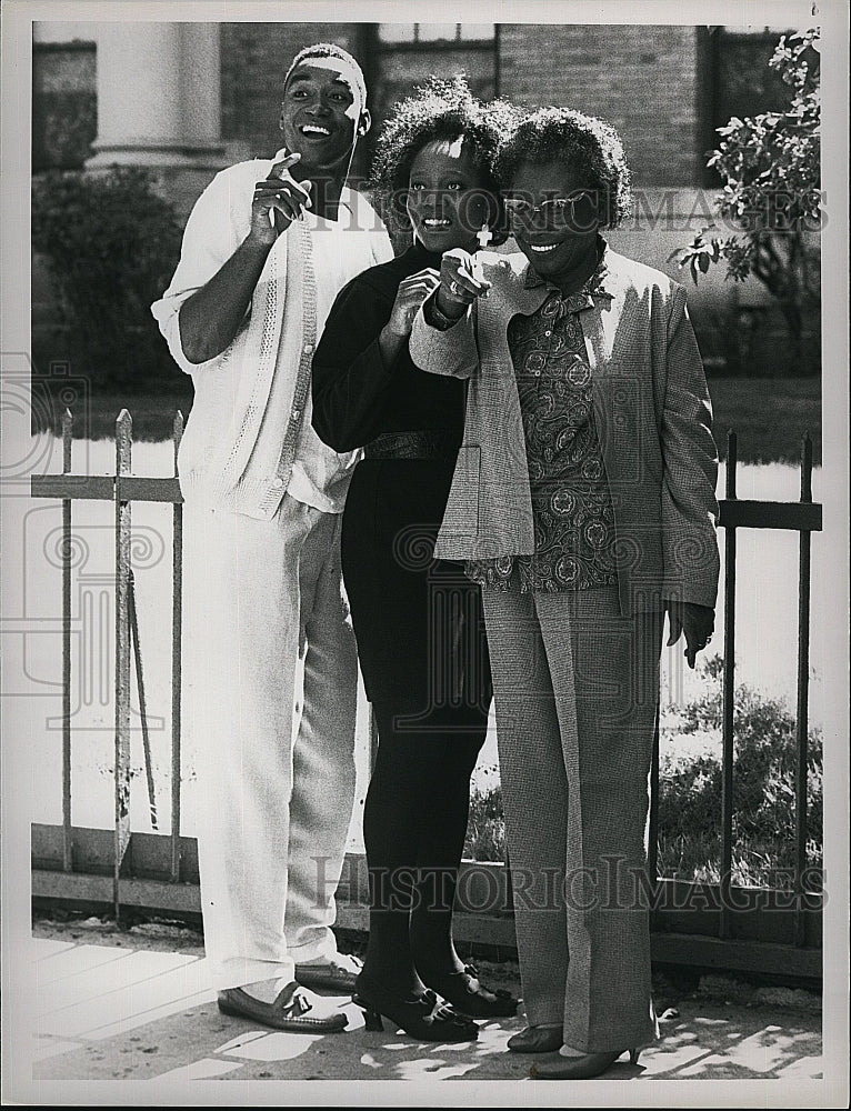 1989 Press Photo Mary Thomas, Isiah Thomas, Alfre Woodard In A Mother&#39;s Courage- Historic Images