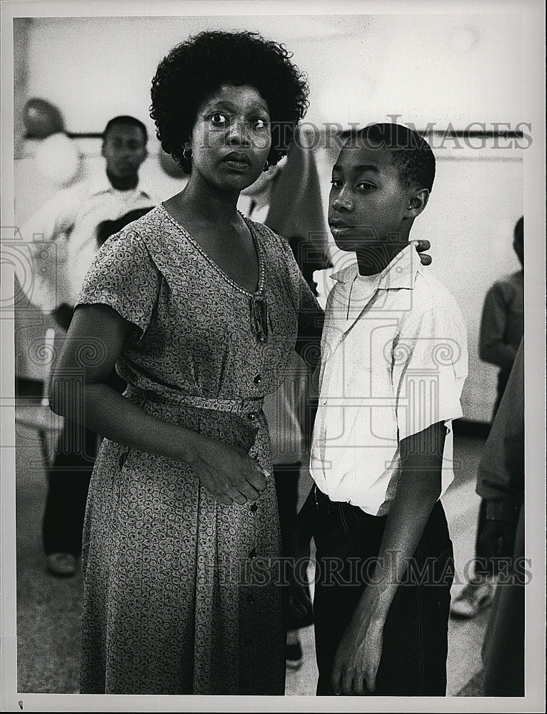 1989 Press Photo Alfre Woodard in &quot;A Mother&#39;s Courage&quot; With Garland Spencer- Historic Images