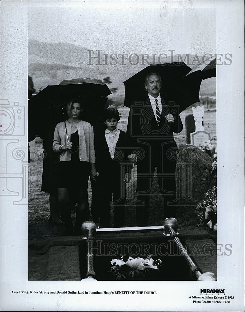 1993 Press Photo Amy Irving, Rider Strong, Sutherland in "Benefit of the Doubt"- Historic Images