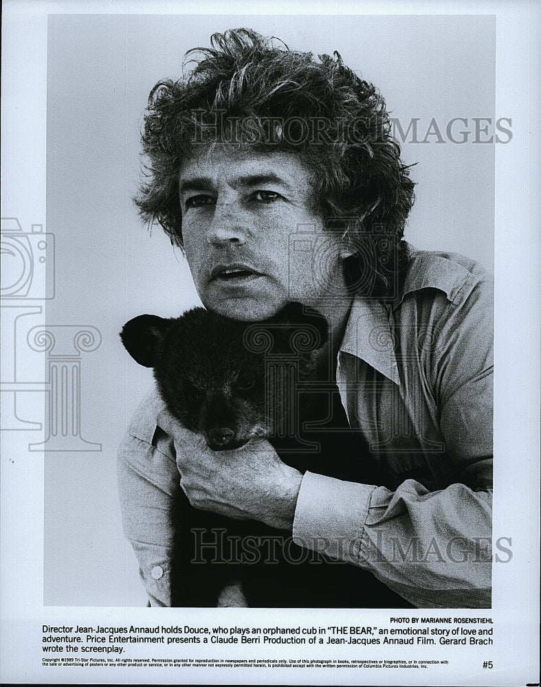 1988 Press Photo director Jean-Jacques Annaud and bear cub Douce of &quot;The Bear&quot;- Historic Images