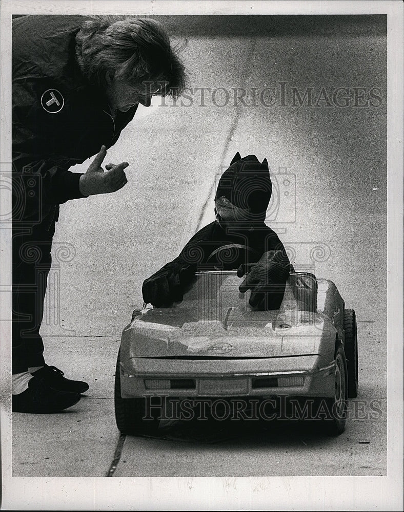 1992 Press Photo Michelle Steel Wearing Batman Gear Opening &quot;Batman Returns&quot;- Historic Images