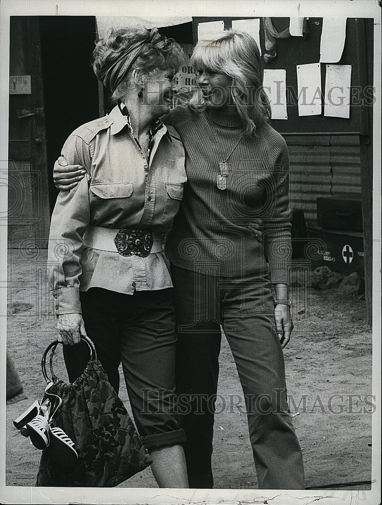 1982 Press Photo Gwen Verdon and Loretta Swit in &quot;M*A*S*H&quot;.- Historic Images