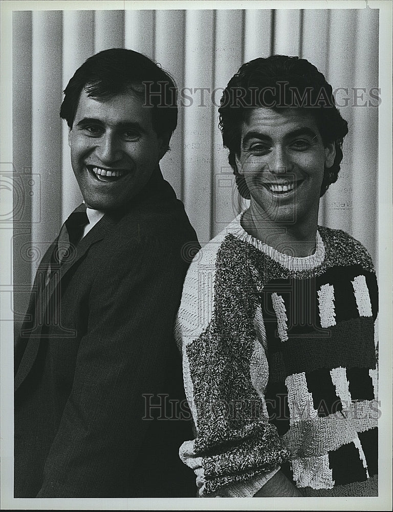 1987 Press Photo Actors Richard Kind &amp; George Clooney in &quot;The Bennett Brothers&quot;- Historic Images