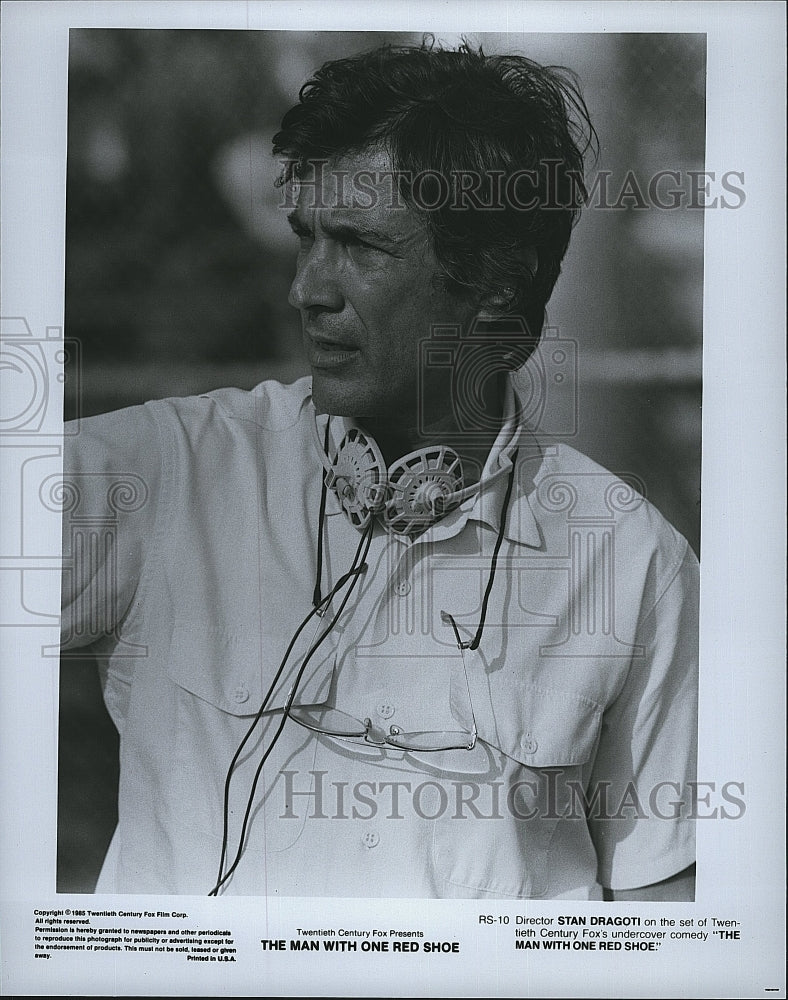 1985 Press Photo Director Stan Dragoti on set of &quot;The Man with One Red Shoe&quot;.- Historic Images