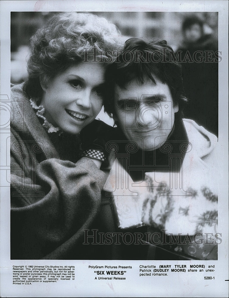 1982 Press Photo Mary Tyler Actress Dudley Moore Actor Six Weeks Movie Film- Historic Images