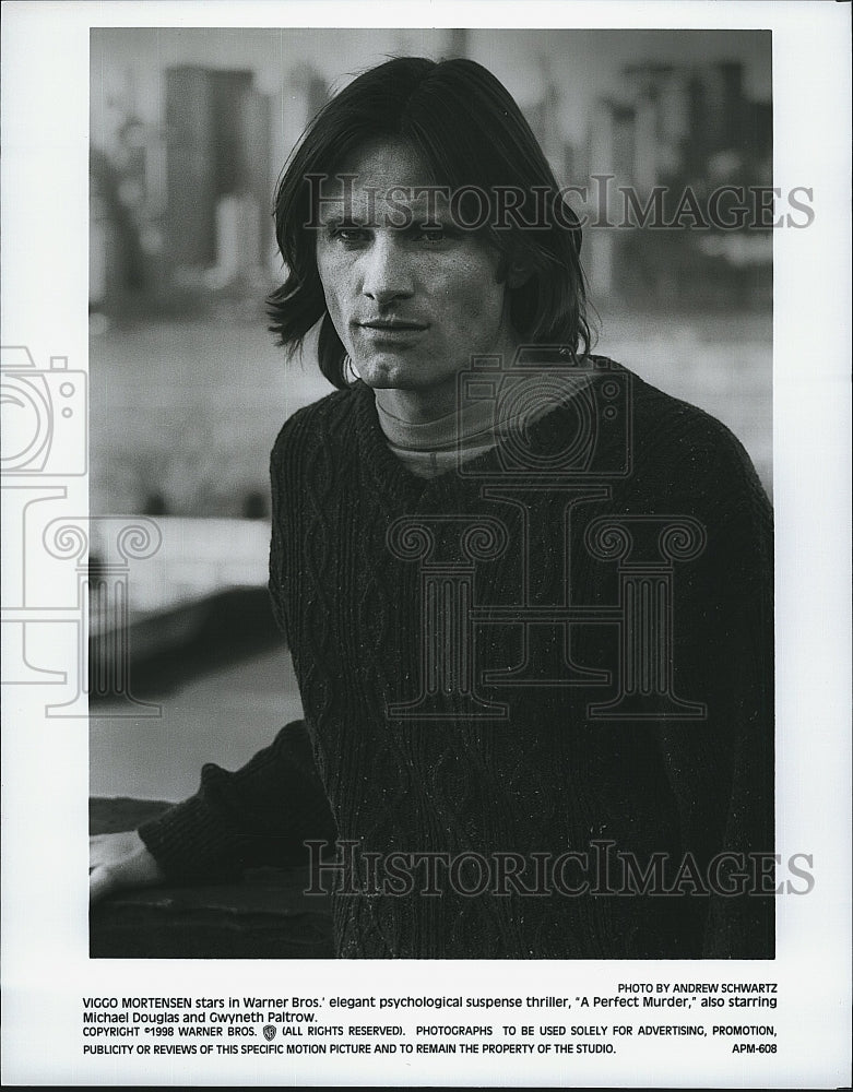 1998 Press Photo Viggo Mortensen stars in &quot;A Perfect Murder&quot; - Historic Images