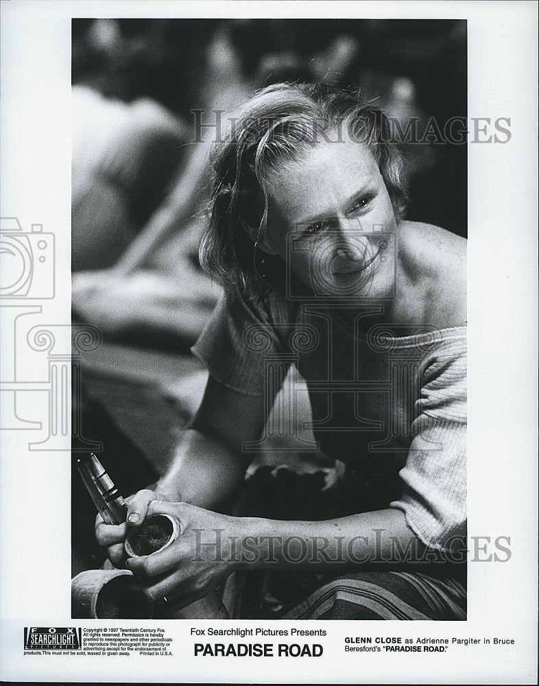 1997 Press Photo Actress Glen Close In &quot;Paradise Road&quot; - Historic Images