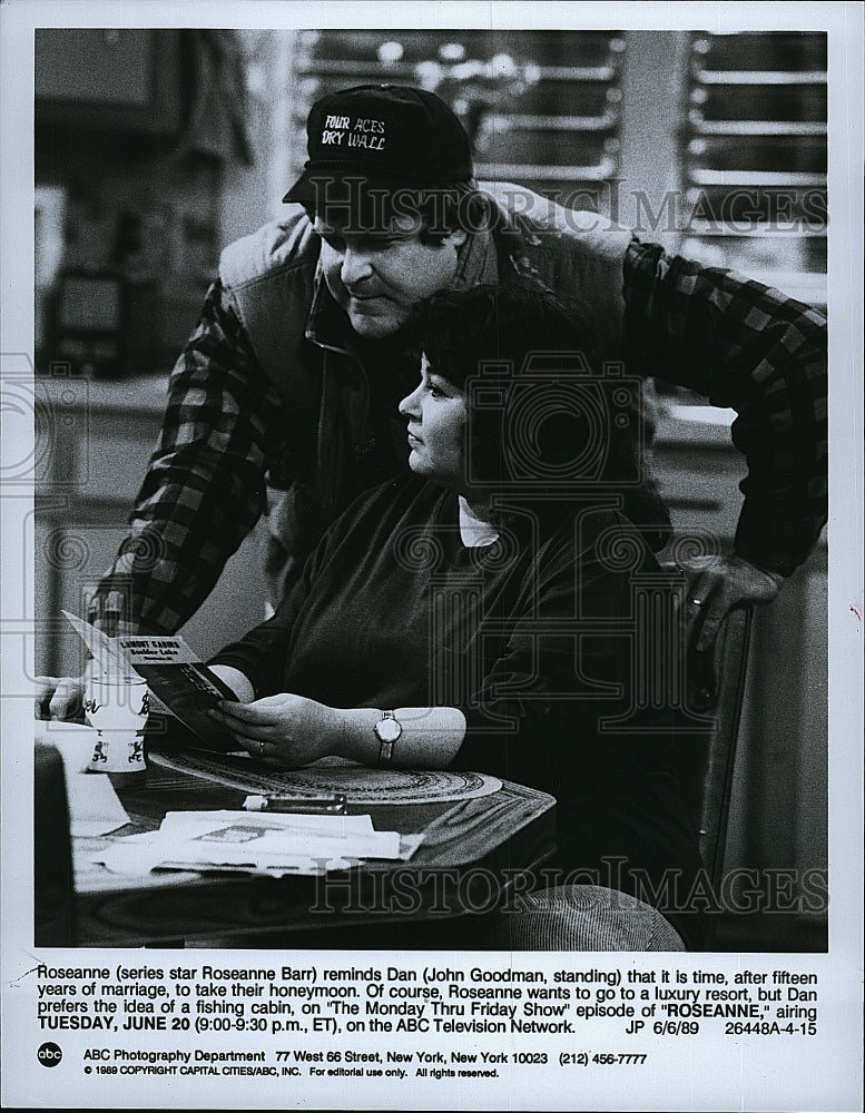 1989 Press Photo Roseanne Barr &amp; John Goodman Star In &quot;Roseanne&quot;- Historic Images