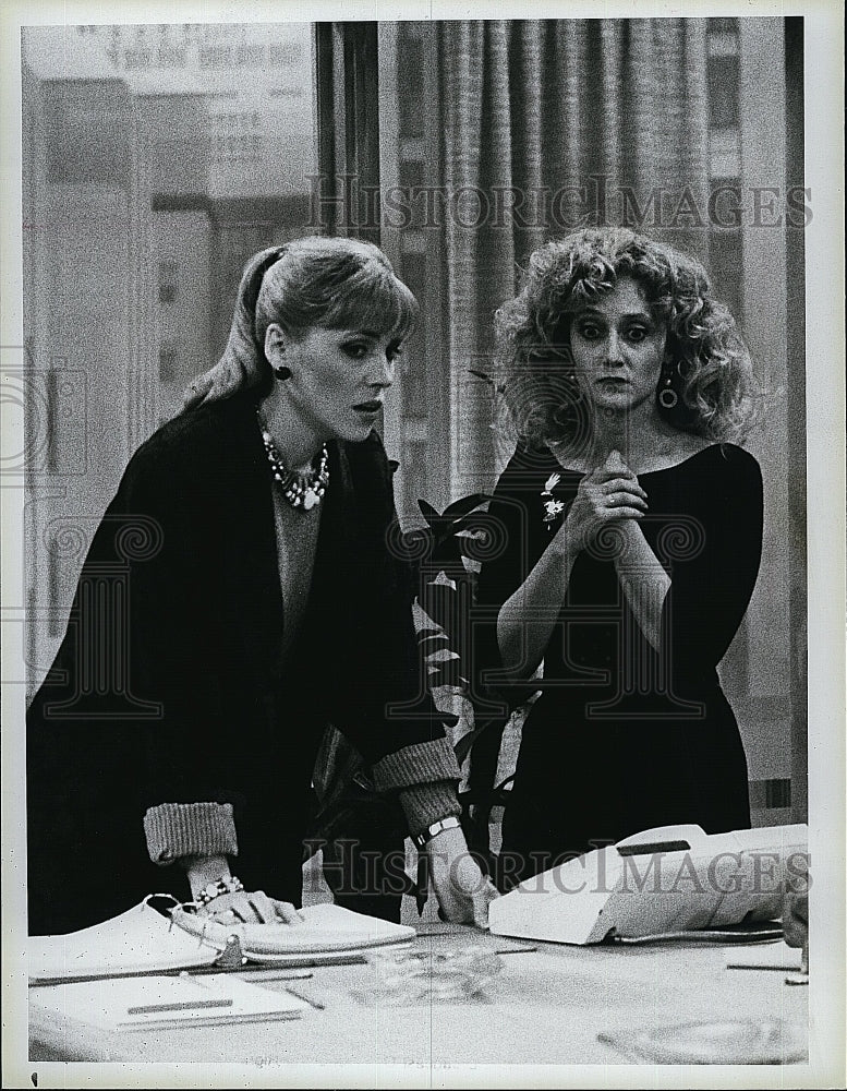 1986 Press Photo Bess Armstrong, Carol Kane &quot;Al is Forgiven&quot;- Historic Images