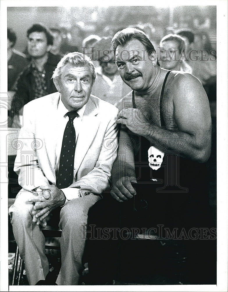 1987 Press Photo Andy Griffith and Dick Butkus in an episode of &quot;Matlock&quot;- Historic Images