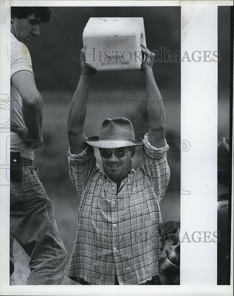 1989 Press Photo Chris Dammon &amp; a prop for film &quot;Dad&quot;- Historic Images