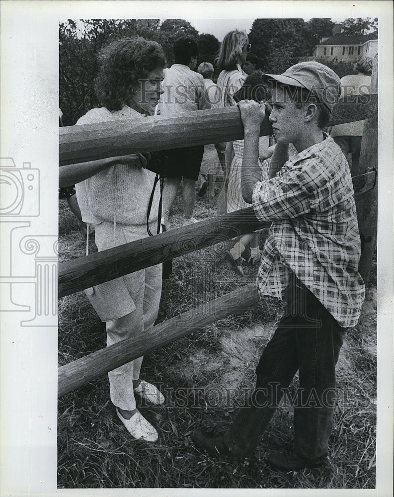 1989 Press Photo Justin Peterson Actor in &quot;Dad&quot; Speaking Mother Break Filming- Historic Images