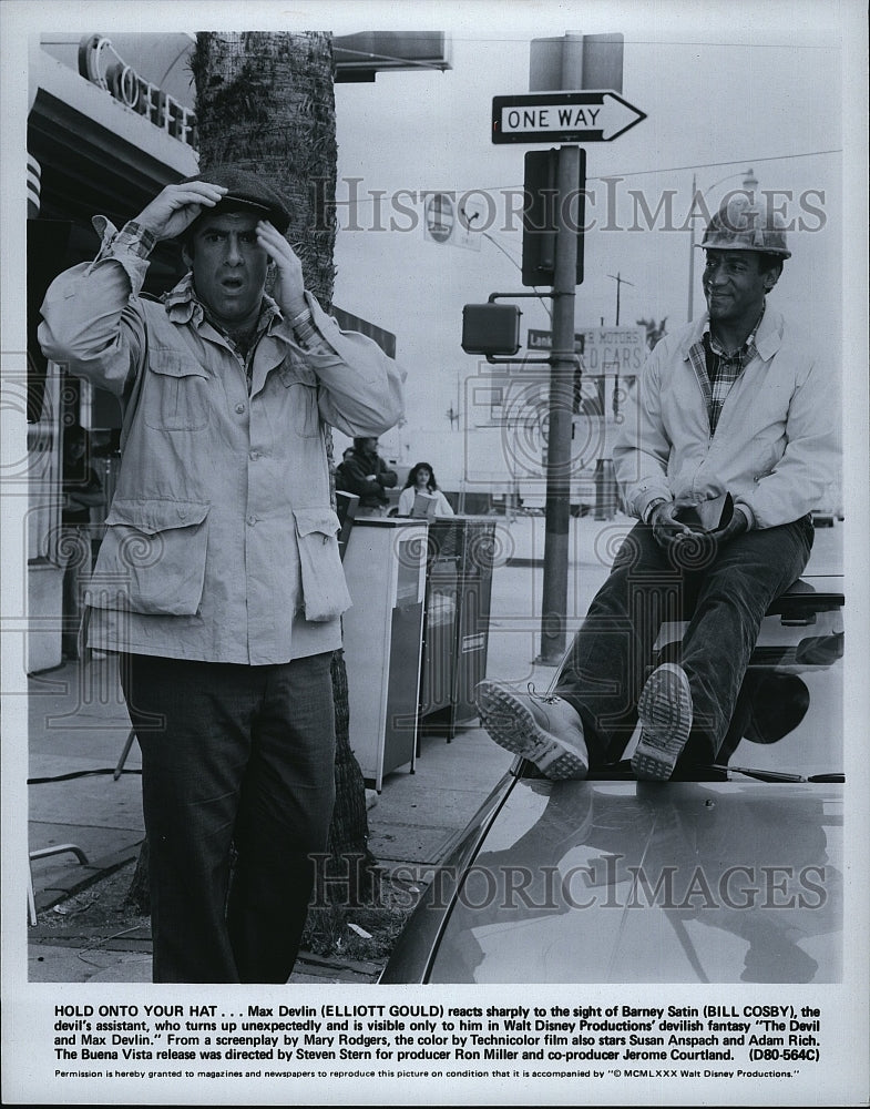 1981 Press Photo Actor Elliott Could &amp; Bill Cosby in &quot;The Devil &amp; Max Devlin&quot;- Historic Images