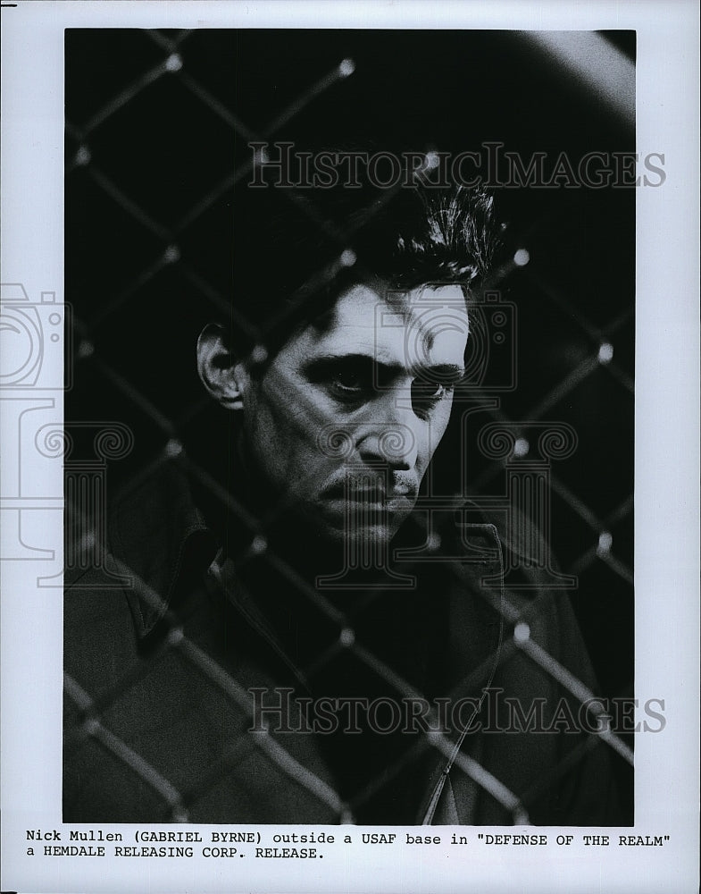 Press Photo Gabriel Byrne Actor USAF Scene Defense Of The Realm Movie Film- Historic Images