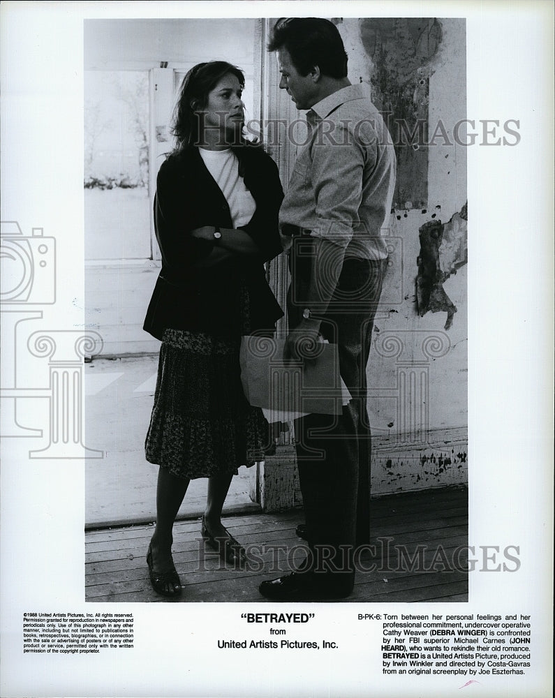 1988 Press Photo Debra Winger, John Heard, &quot;Betrayed&quot;- Historic Images