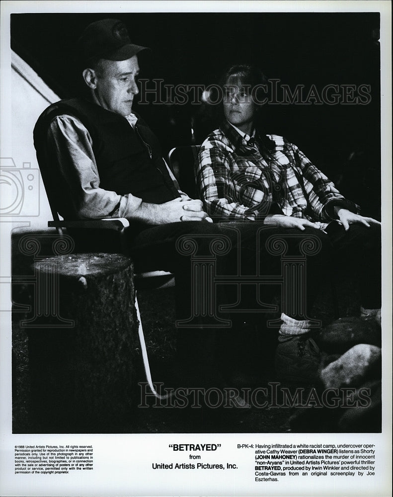 1988 Press Photo Debra Winger Actress John Mahoney Actor Betrayed Movie Film- Historic Images