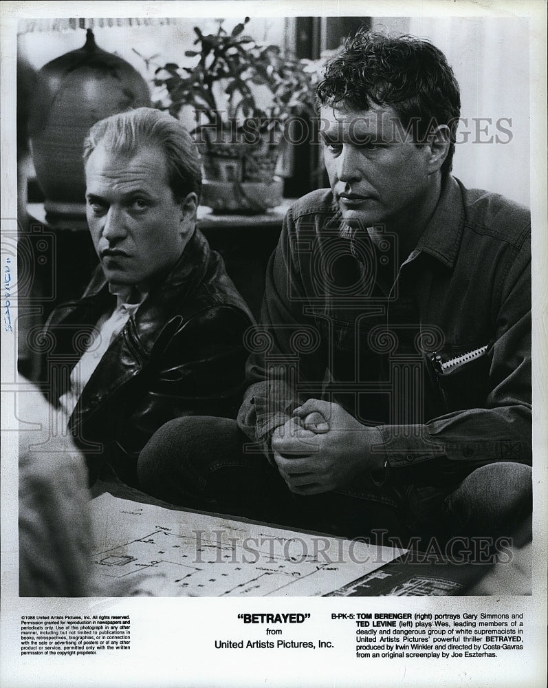 1988 Press Photo Tom Berenger Actor Ted Levine Betrayed Movie Scene Film- Historic Images