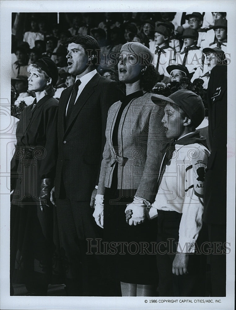 1986 Press Photo Cindy Pickett and Robert Urich in &quot;Amerika&quot;- Historic Images