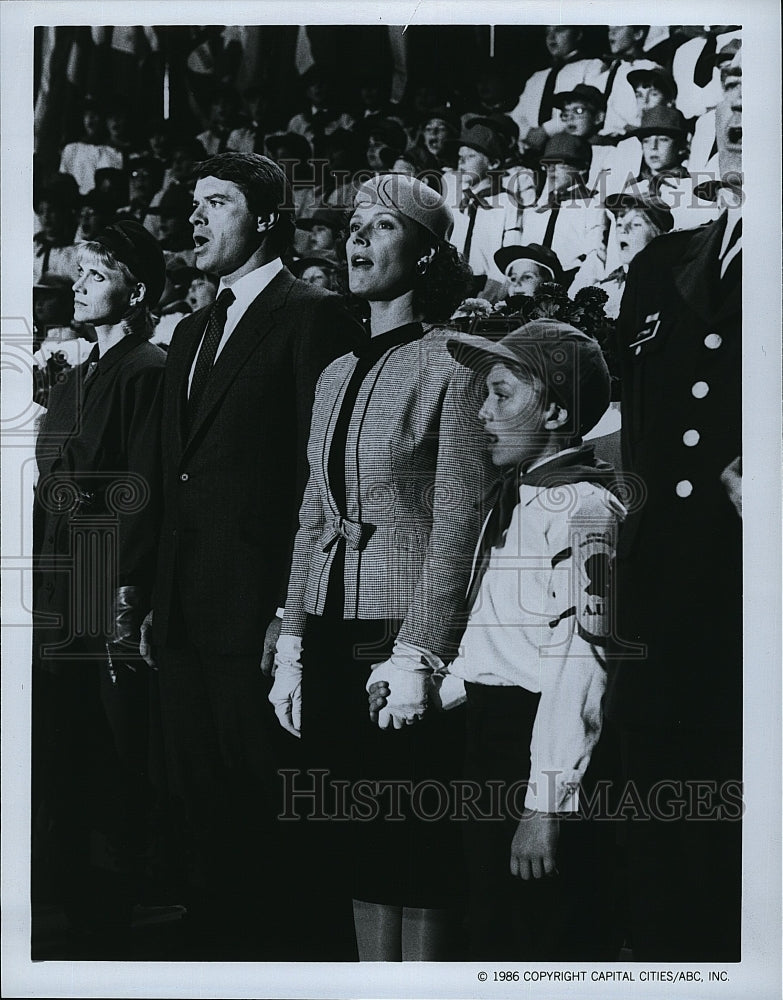 1987 Press Photo Cindy Pickett and Robert Urich in &quot;Amerika&quot;- Historic Images