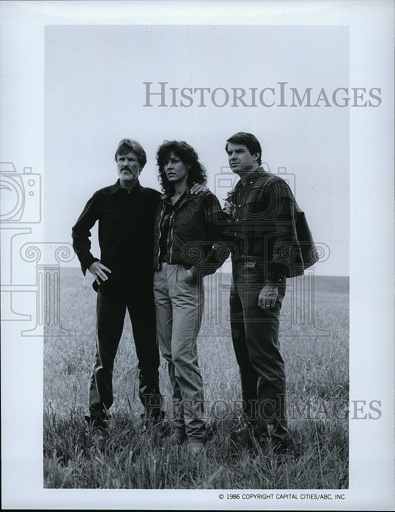 1987 Press Photo Kris Kristofferson Christine Lahti Robert Urich in &quot;Amerika&quot;- Historic Images