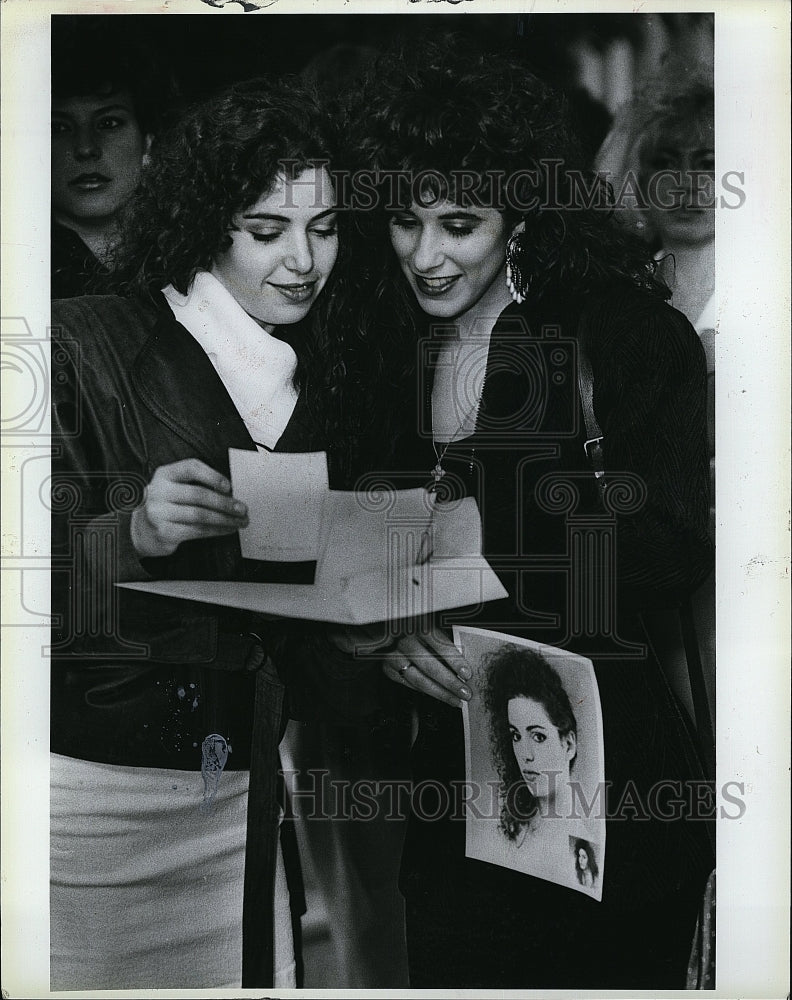 1988 Press Photo Kelly and Tracey Glynn Look Over Photos Audition &quot;Angels &#39;88&quot;- Historic Images