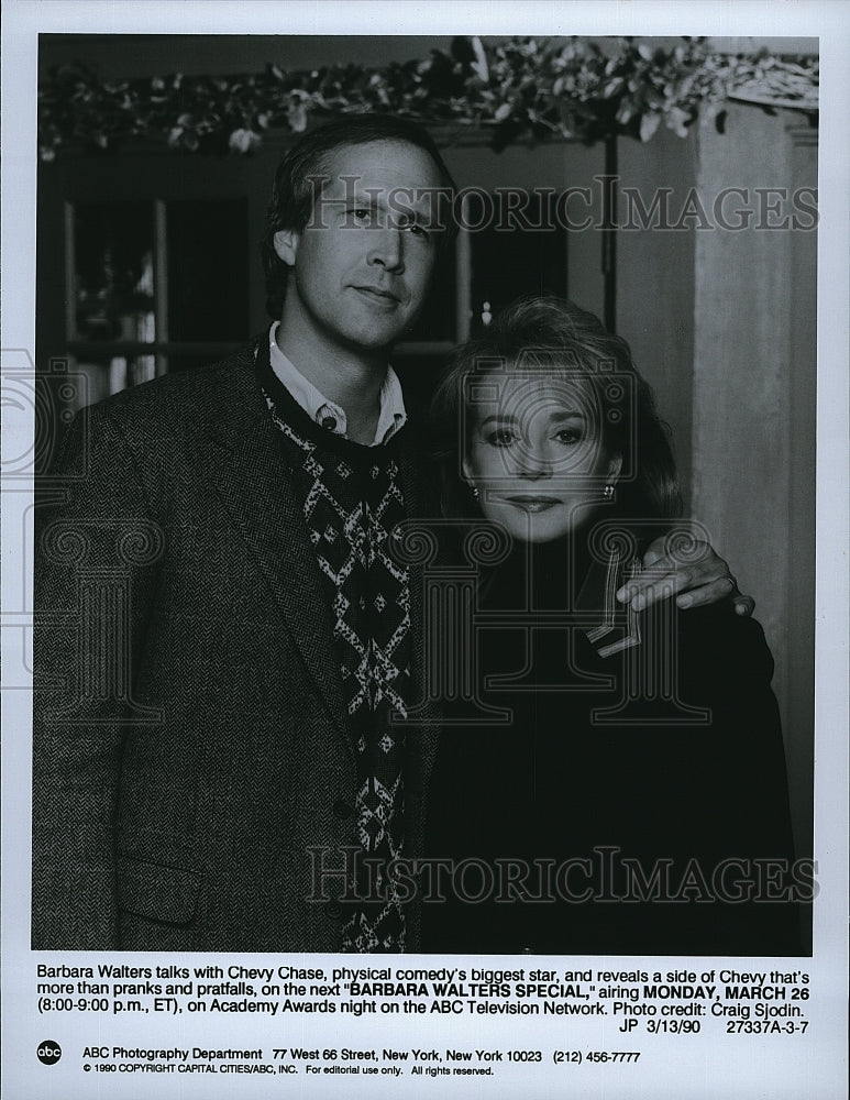 1990 Press Photo Barbara Walters talks with Chevy Chase for &quot;Barbara Walters&quot; - Historic Images