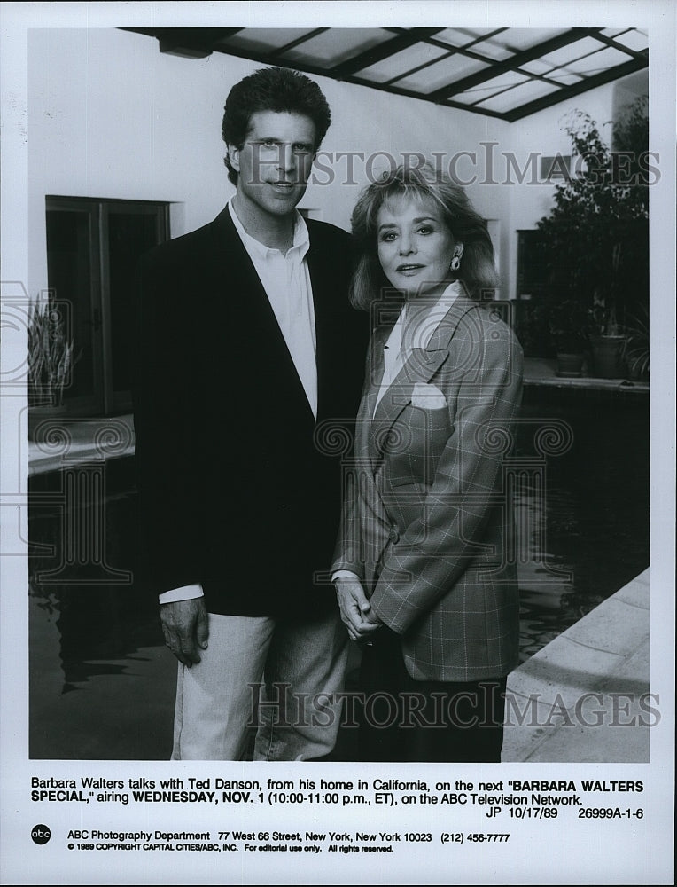 1989 Press Photo Barbara Walters talks with Ted Danson for &quot;Barbara Walters&quot;- Historic Images