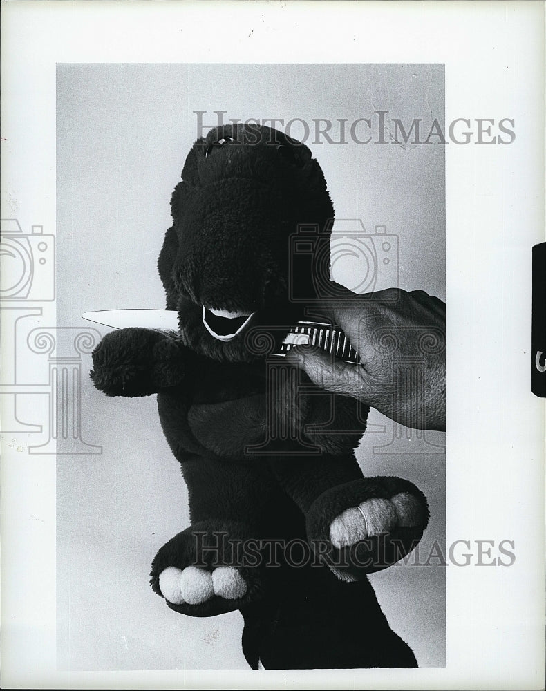 Press Photo Barney Stuffed Toy - Historic Images