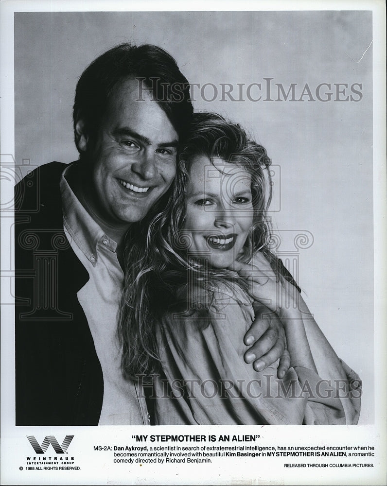 1988 Press Photo Dan Aykroyd and Kim Basinger in &quot;My Stepmother is an Alien&quot;- Historic Images