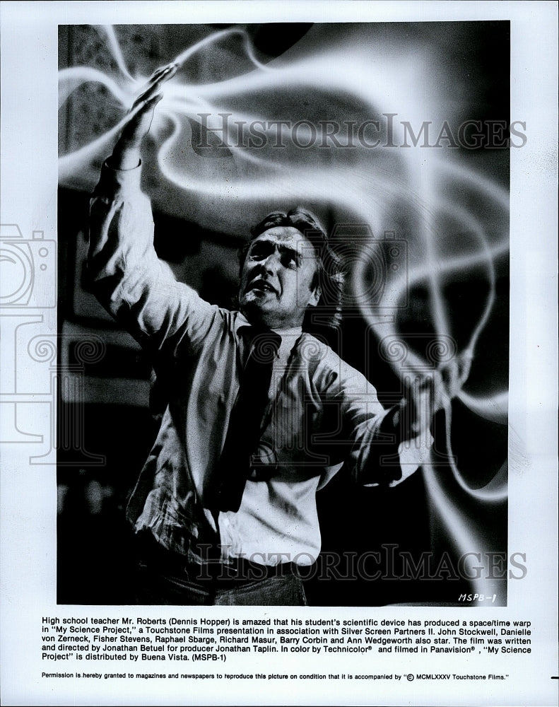 1985 Press Photo Dennis Hopper in &quot;My Science Project&quot;- Historic Images