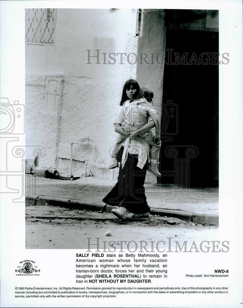 1990 Press Photo Sally Field and Sheila Rosenthal in &quot;Not Without My Daughter&quot;- Historic Images