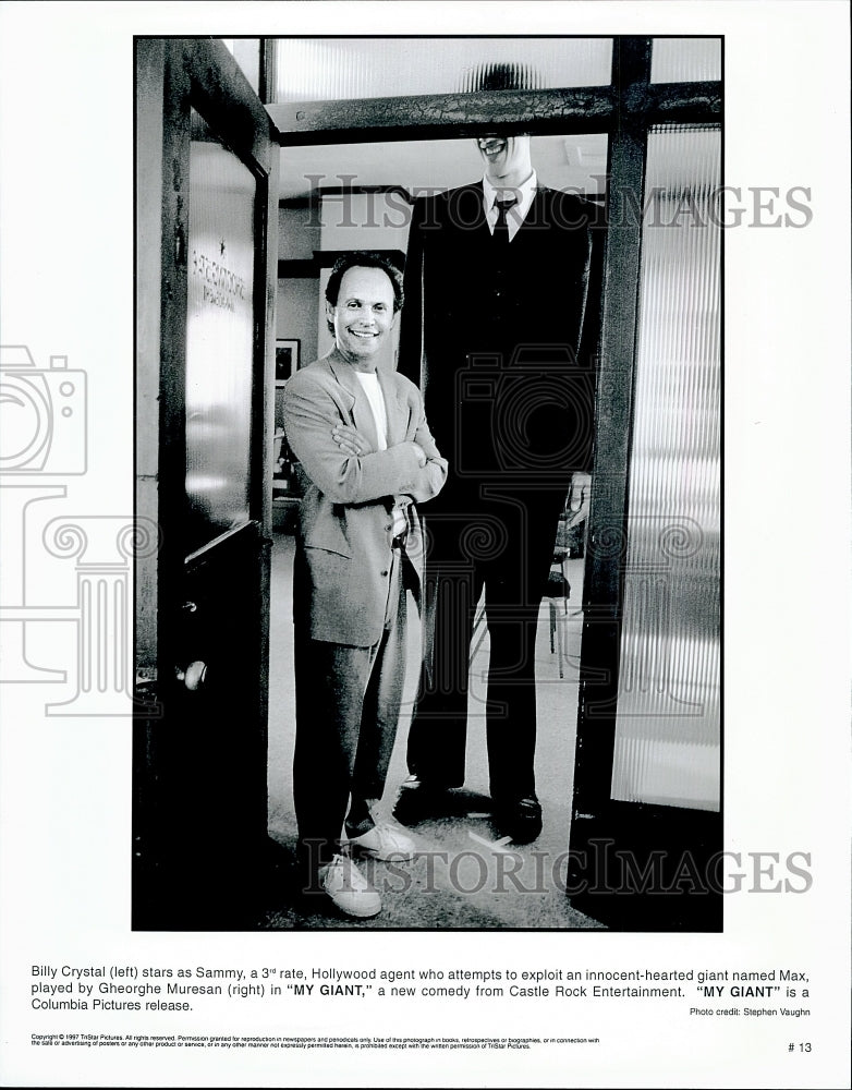 1997 Press Photo Billy Crystal &amp; Gheorghe Muresan star in &quot;My Giant&quot; - Historic Images