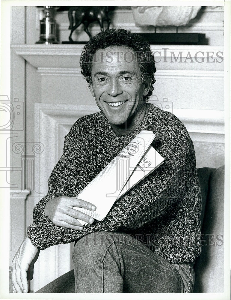 1987 Press Photo Bruce Weltz as Syndicated Columnist in &quot;Mama&#39;s Boy&quot;.- Historic Images