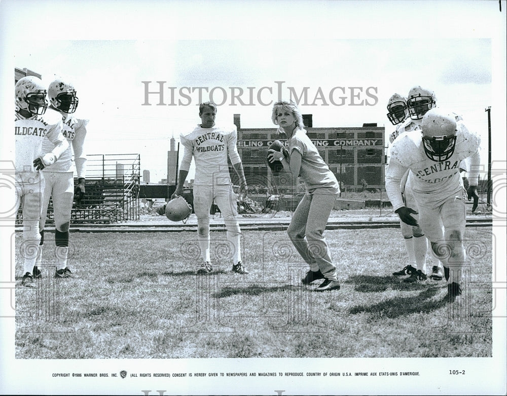 1986 Press Photo Woody Harrelson, Goldie Hawn in &quot;Wildcats&quot;- Historic Images