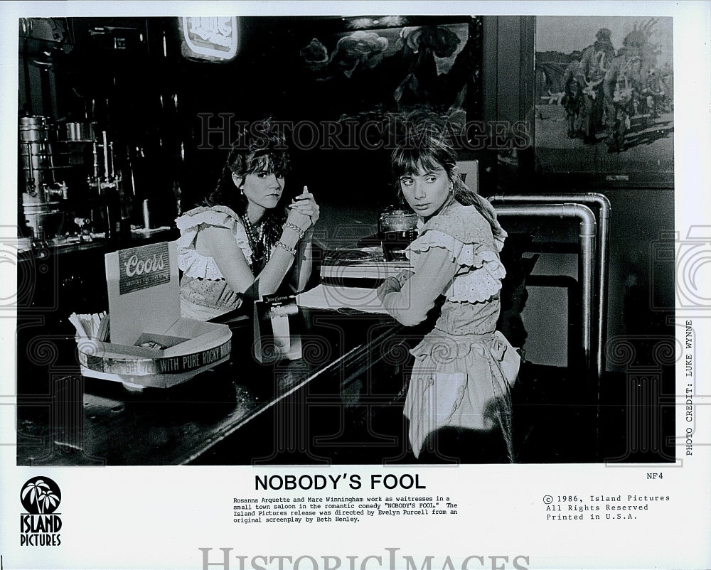 1986 Press Photo Rosana Arquette, Mare Winningham &quot;Nobody&#39;s Fool&quot;- Historic Images