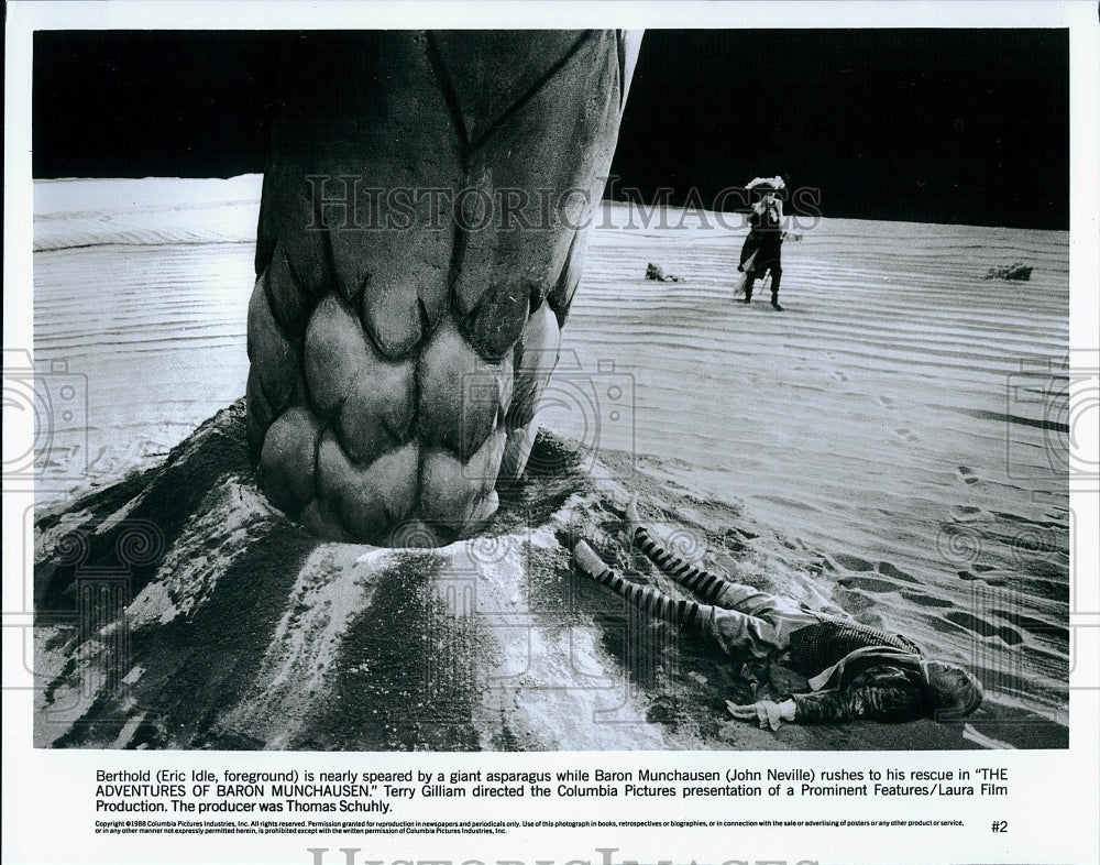 1988 Press Photo Actor John Neville in &quot;The Adventures of Baron Munchausen&quot;- Historic Images