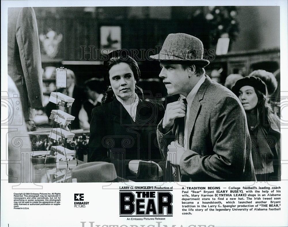 1984 Press Photo Gary Busey and Cynthia Leake in &quot;The Bear&quot;- Historic Images