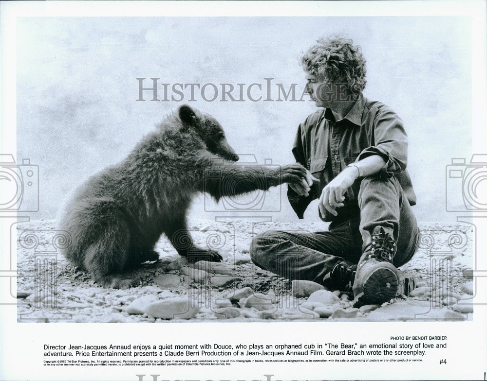 1989 Press Photo &quot;The Bear&quot; director Jean-Jacques Annaud &amp; a bear cub- Historic Images