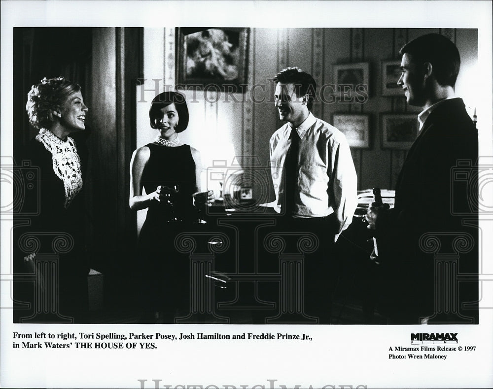 1997 Press Photo Tori Spelling Parker Posey Josh Hamilton Freddie Prinze Jr- Historic Images