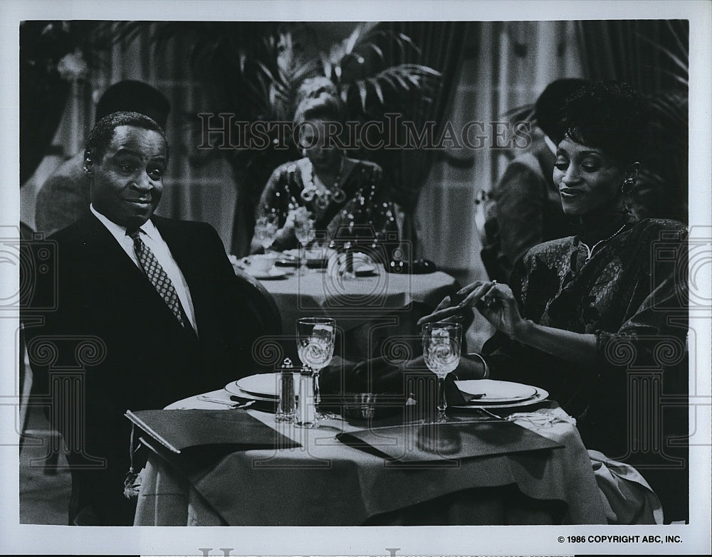 1986 Press Photo Actor Robert Guillaume &amp; Ketty Lester in &quot;Benson&quot;- Historic Images