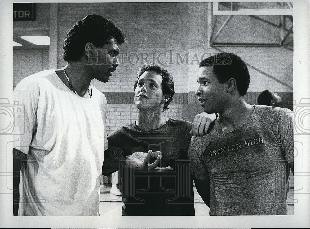 1986 Press Photo Actors Reggie Theus,Raphael Sbarge, Chip McAlli in&quot;Better Days&quot;- Historic Images