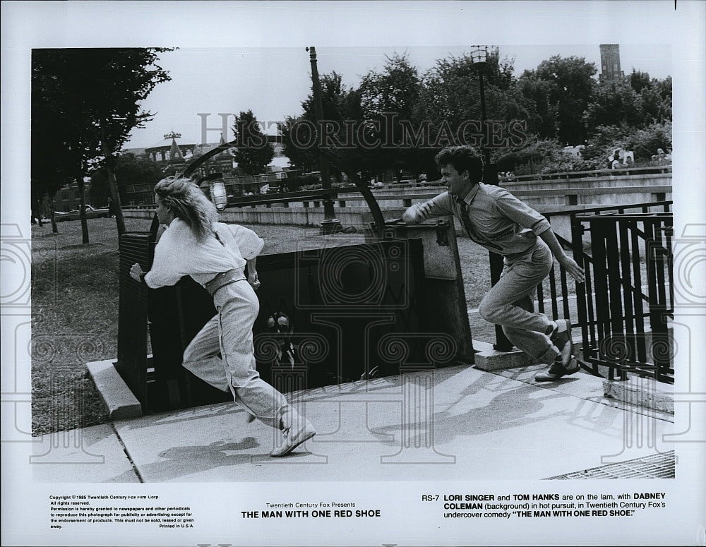 1985 Press Photo Lori Singer Tom Hanks Dabney Coleman Man With One Red Shoe Film- Historic Images