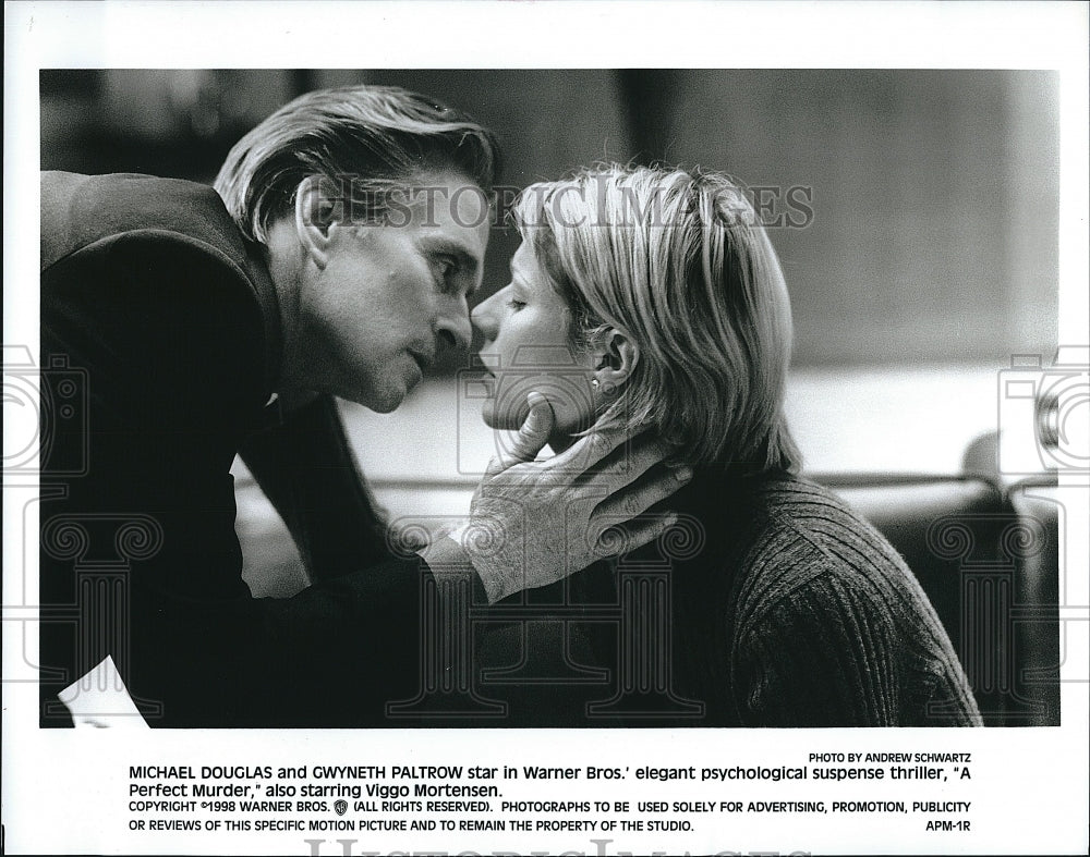 1998 Press Photo &quot;A Perfect Murder&quot; Michael Douglas &amp; Gwyneth Paltrow- Historic Images