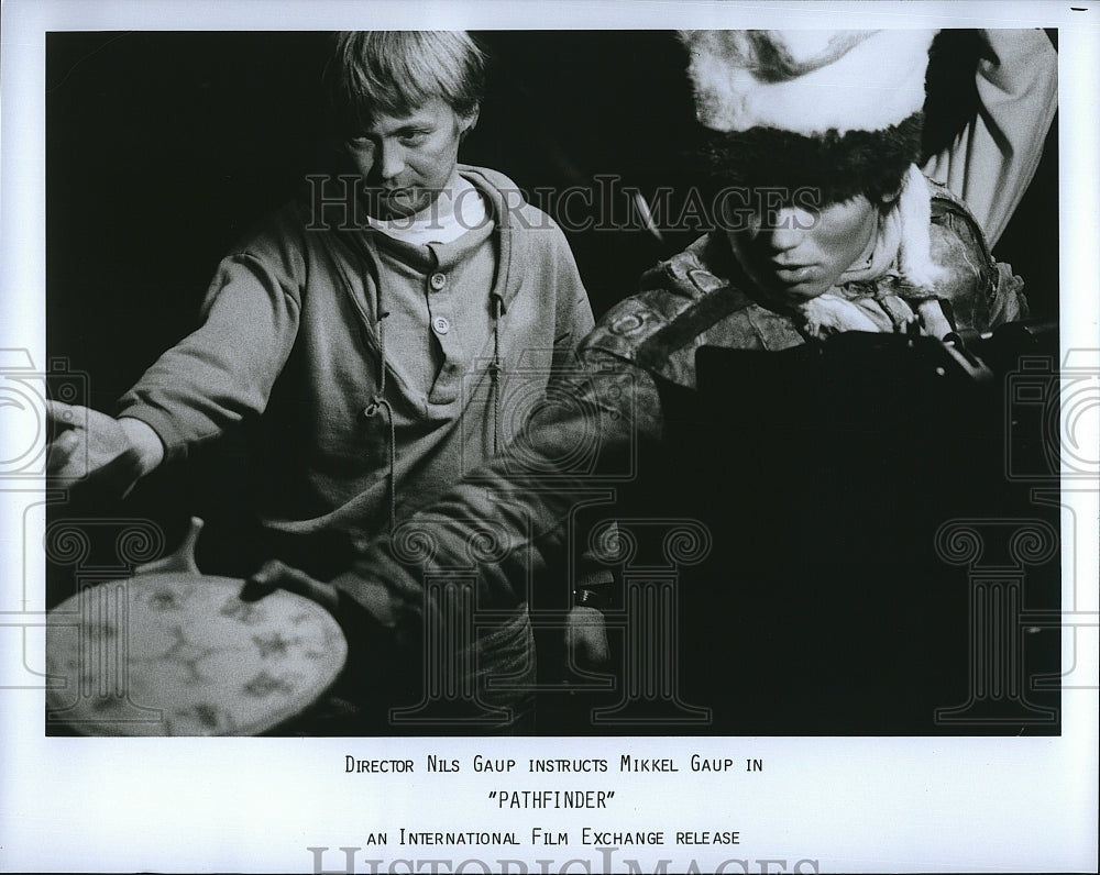 1987 Press Photo Director Nils Gaup, Mikkel Gaup &quot;Pathfinder&quot;- Historic Images