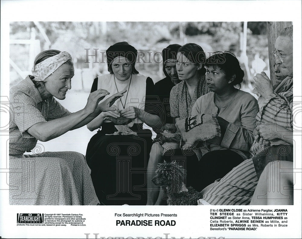 1997 Press Photo Glenn Close Joann Ter Steege Kitty Clingnet Paradise Road Film- Historic Images