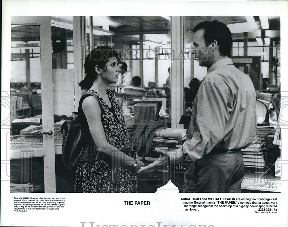 1993 Press Photo Marisa Tomei, Michael Keaton &quot;The Paper&quot;- Historic Images