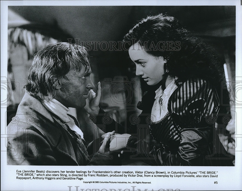 1985 Press Photo Jennifer Beals, Clancy Brown, &quot;The Bride&quot;- Historic Images