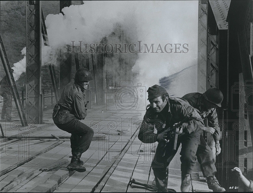 1969 Press Photo &quot;The Bridge at Remagen&quot; Ben Gazarra &amp; Robert Vaughn- Historic Images